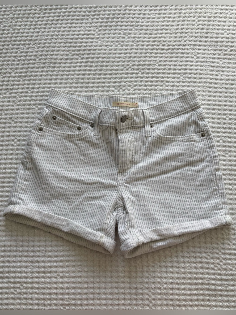 Levis Mid Length Shorts White Blue Pinstripe Denim Cuffed Size 28